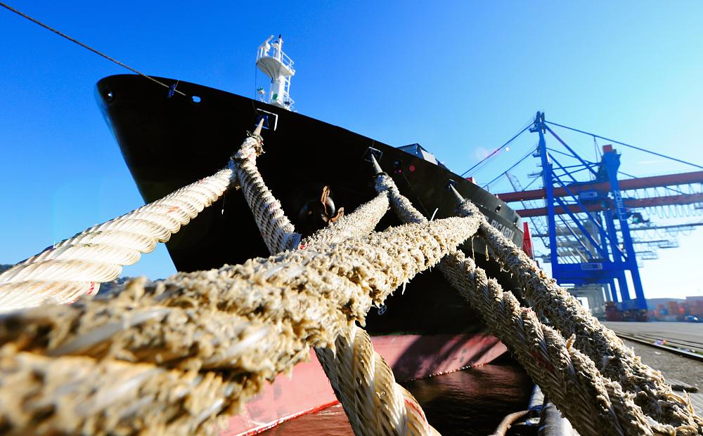 3822_0861 Schiffsbug mit Tauen am Poller; Hafenbilder aus Hamburg. | Container Terminal Burchardkai CTB